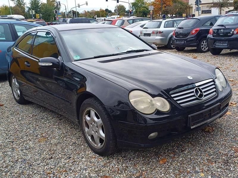 Obsidianschwarz metalliclack Gebraucht 2004 Mercedes C180 Coupé | 2.000 € (Fairer Preis) - Bild 1/4