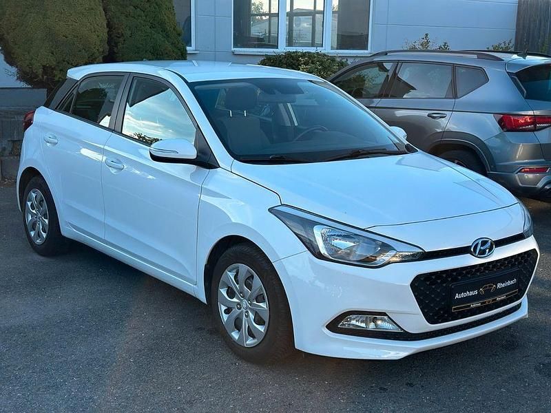 Weiß Gebraucht 2015 Hyundai i20 Style Limousine | 9.690 € (Fairer Preis) - Bild 1/4