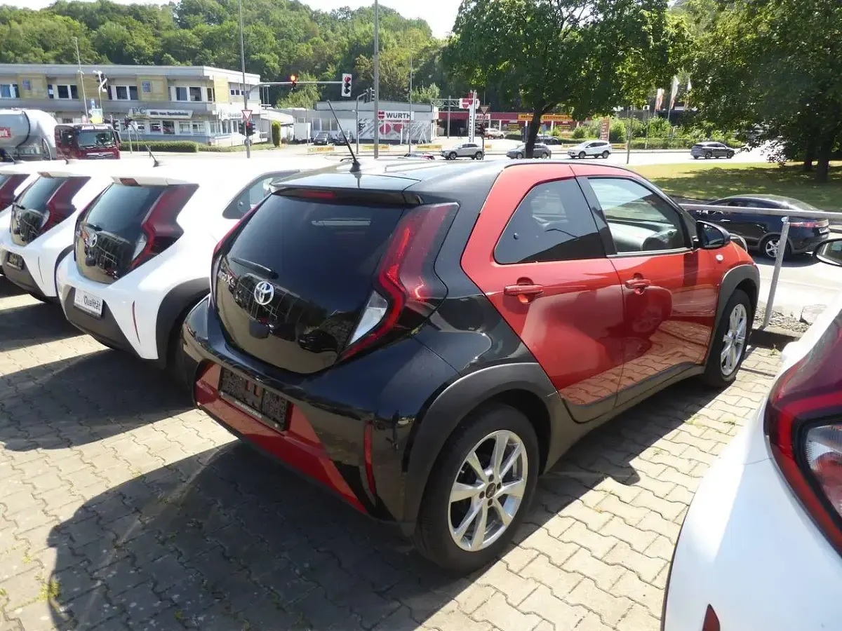 Gebraucht Toyota Aygo X Pulse 72 PS (52 kW) 2022 Chili red )/ black mica SUV