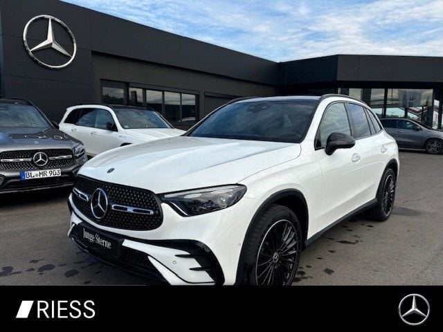 Weiss Gebraucht 2023 Mercedes GLC220 AMG SUV | 63.900 € - Bild 1/4