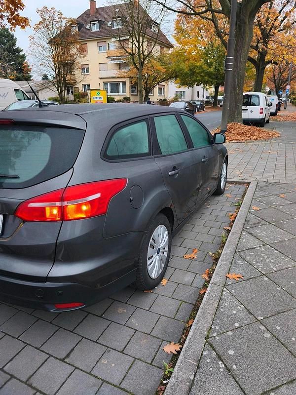Grau Gebraucht 2015 Ford Focus Kombi | 8.950 € - Bild 1/4