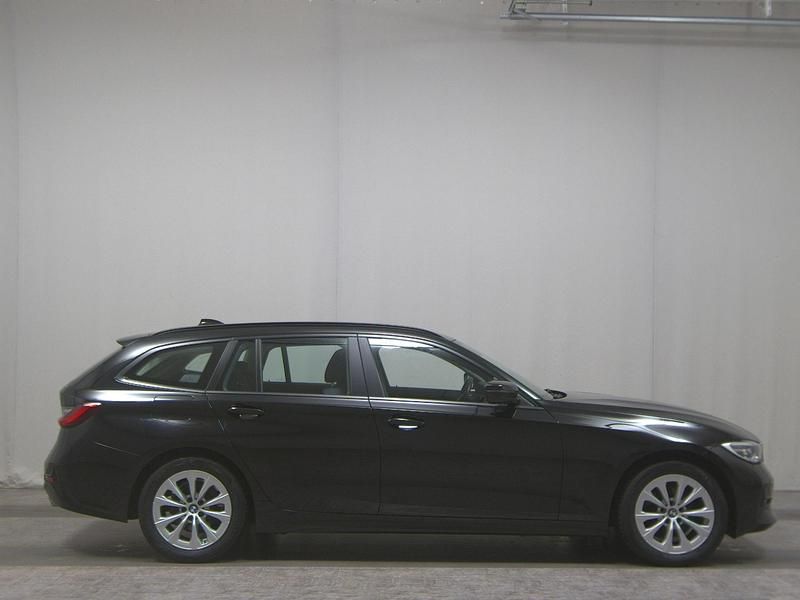 Schwarz Gebraucht 2020 BMW 320 Advantage Kombi | 21.980 € (Superpreis) - Bild 1/4