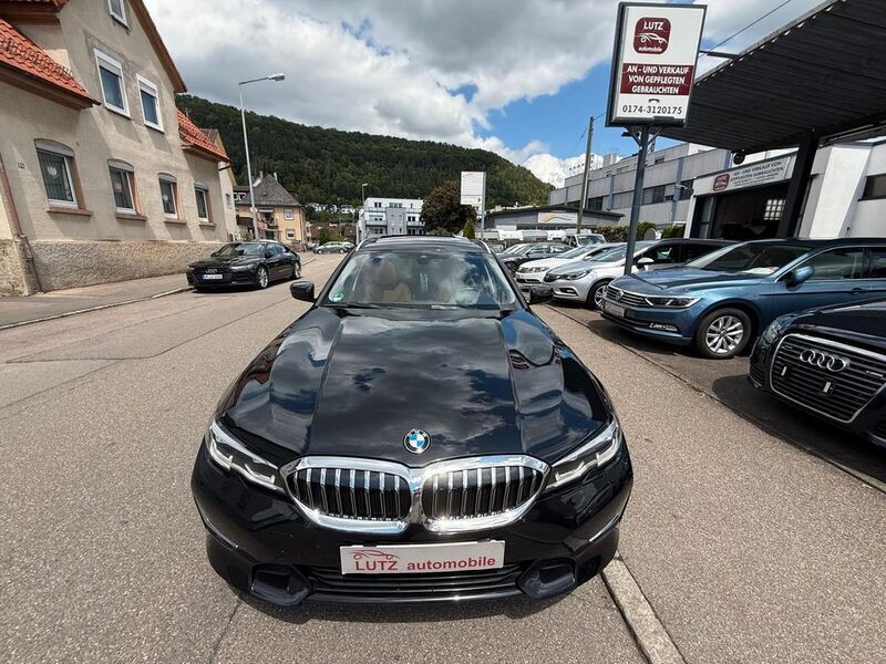 Black sapphire metallic Gebraucht 2019 BMW 320 Luxury Line Kombi | 21.500 € (Teuer) - Bild 1/4