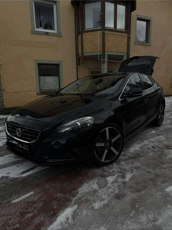 Schwarz Gebraucht 2015 Volvo V40 CC You! Kombi | 15.000 € (Teuer) - Bild 1/4
