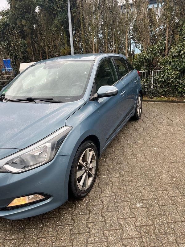 Gebraucht Hyundai i20 Style 101 PS (74 kW) 2015 Blau Kleinwagen