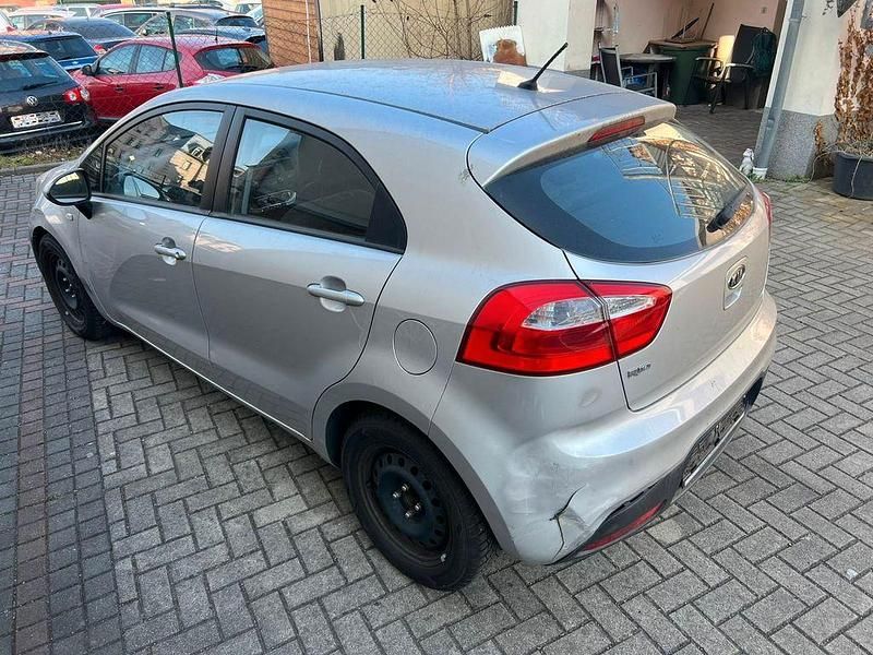 Gebraucht Kia Rio 109 PS (80 kW) 2011 Silber Limousine