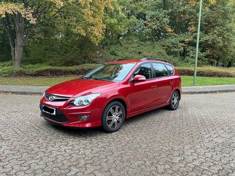 Rot Gebraucht 2012 Hyundai i30 Edition Kombi | 4.999 € - Bild 1/4