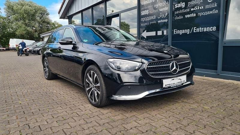 Schwarz Gebraucht 2022 Mercedes E300 Avantgarde Limousine | 27.490 € (Superpreis) - Bild 1/4