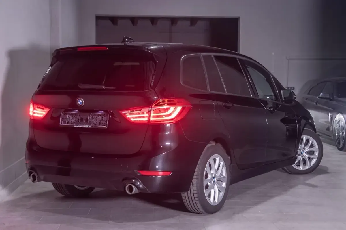 Gebraucht BMW 220 Gran Tourer Advantage 190 PS (139 kW) 2021 Schwarz Van / Kleinbus