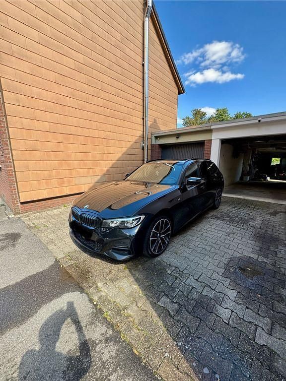 Schwarz Gebraucht 2021 BMW 320 M Sport Kombi | 29.900 € (Fairer Preis) - Bild 1/4
