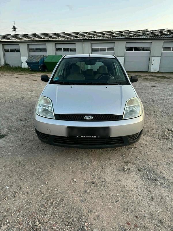 Grau Gebraucht 2003 Ford Fiesta Kleinwagen | 850 € (Superpreis) - Bild 1/4