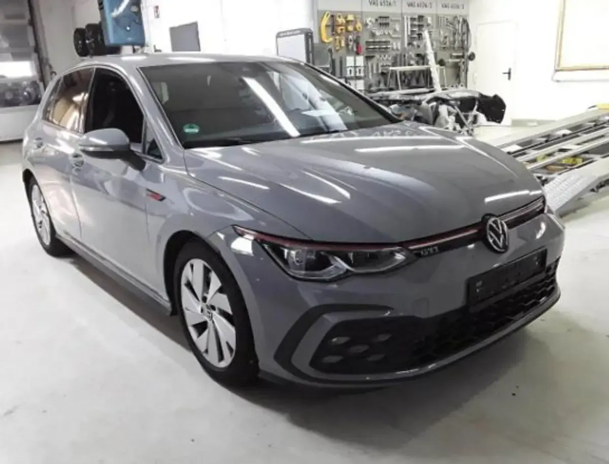 Gebraucht VW Golf VIII GTI 245 PS (180 kW) 2024 Mondsteingrau Limousine