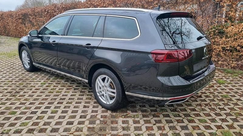 Gebraucht VW Passat Elegance 150 PS (110 kW) 2021 Grau Kombi