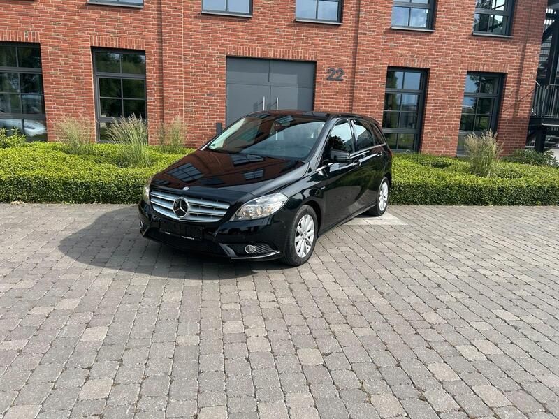 Schwarz Gebraucht 2012 Mercedes B180 Van / Kleinbus | 9.000 € (Guter Preis) - Bild 1/4