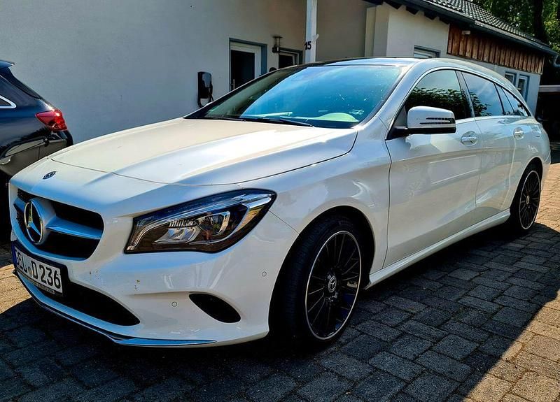 Weiß Gebraucht 2019 Mercedes CLA200 Shooting Brake Kombi | 21.950 € (Guter Preis) - Bild 1/4