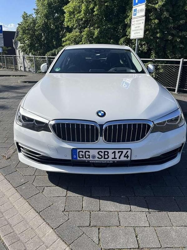 Weiß Gebraucht 2019 BMW 520 Comfort Edition Limousine | 25.999 € (Guter Preis) - Bild 1/4