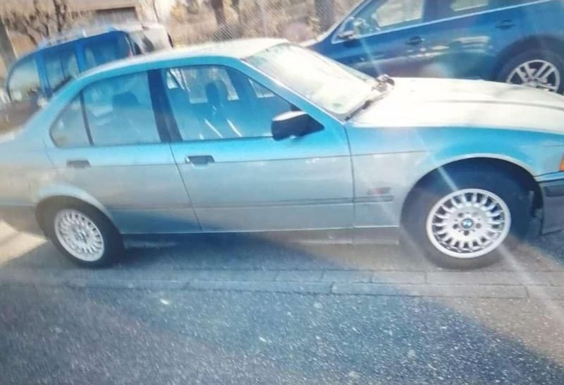 Blau Gebraucht 1995 BMW 318 Limousine | 950 € - Bild 1/3