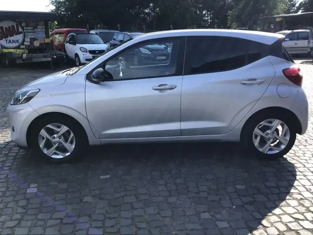 Gebraucht Hyundai i10 GO! 67 PS (49 kW) 2023 Silber Kleinwagen