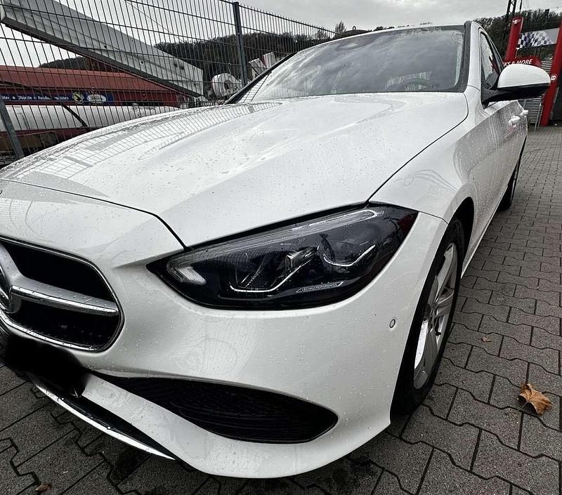 Weiß Gebraucht 2022 Mercedes C180 Limousine | 29.990 € (Guter Preis) - Bild 1/4
