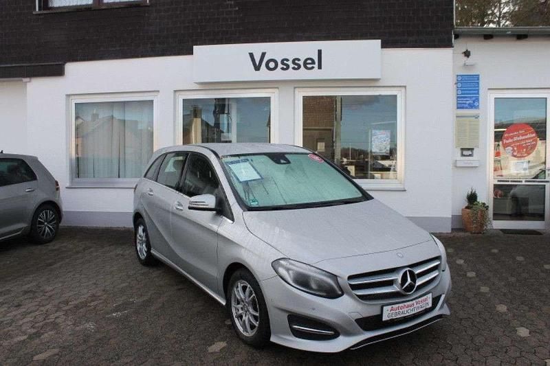 Gebraucht Mercedes B200 Urban 156 PS (114 kW) 2015 Polarsilber metallic (metallic) Van / Kleinbus