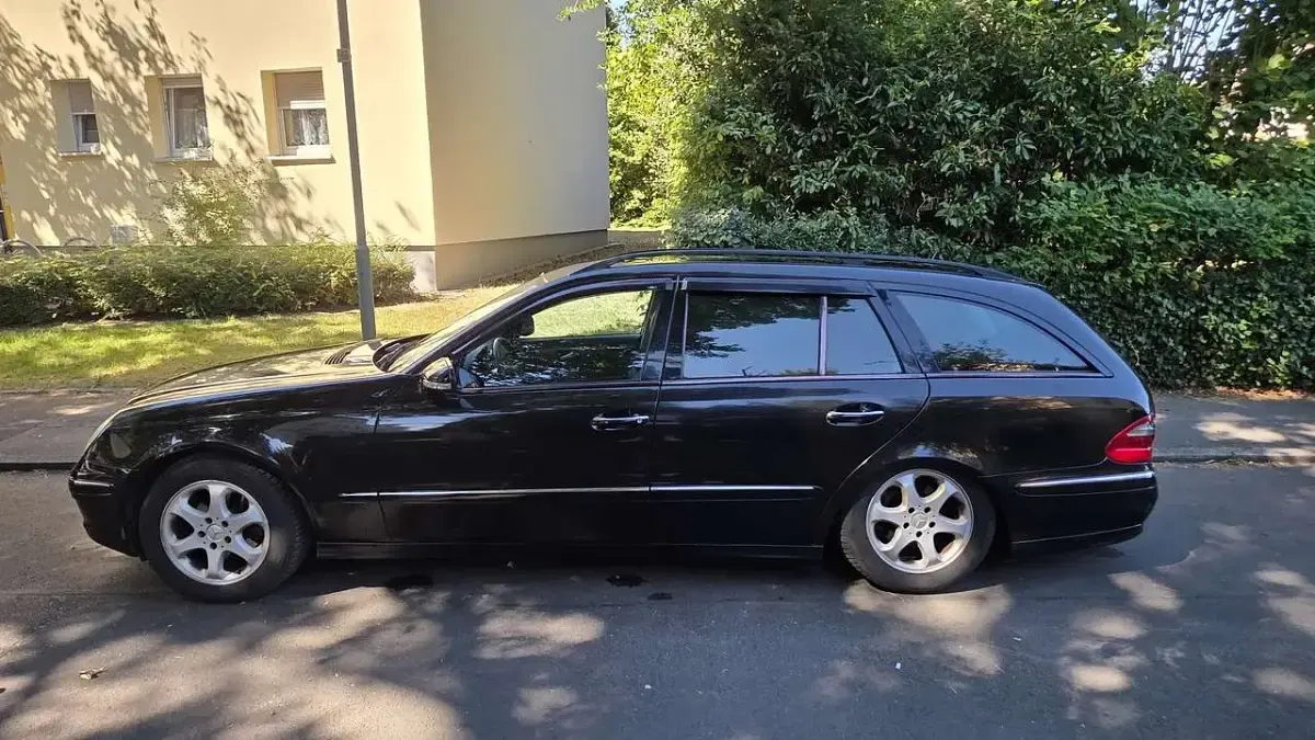 Gebraucht Mercedes E220 Classic 170 PS (125 kW) 2006 Schwarz Kombi
