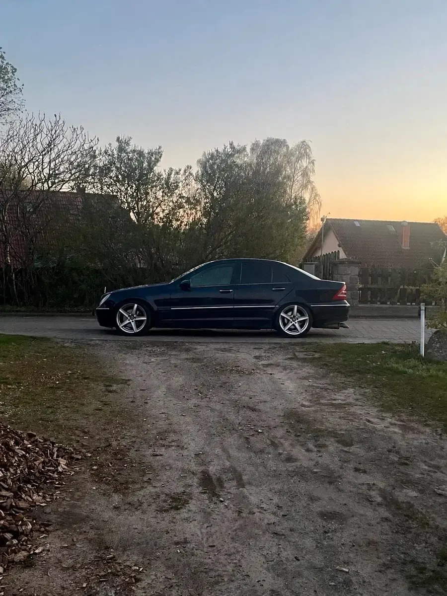 Używany Mercedes C320 218 KM (160 kW) 2000 Niebieski Sedan/Limuzyna