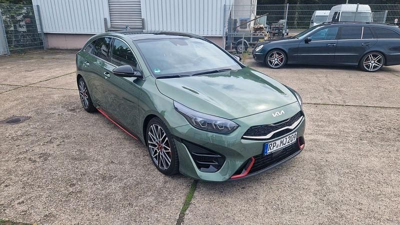 Grün Gebraucht 2024 Kia ProCeed GT 2 Kleinwagen | 29.600 € (Fairer Preis) - Bild 1/4