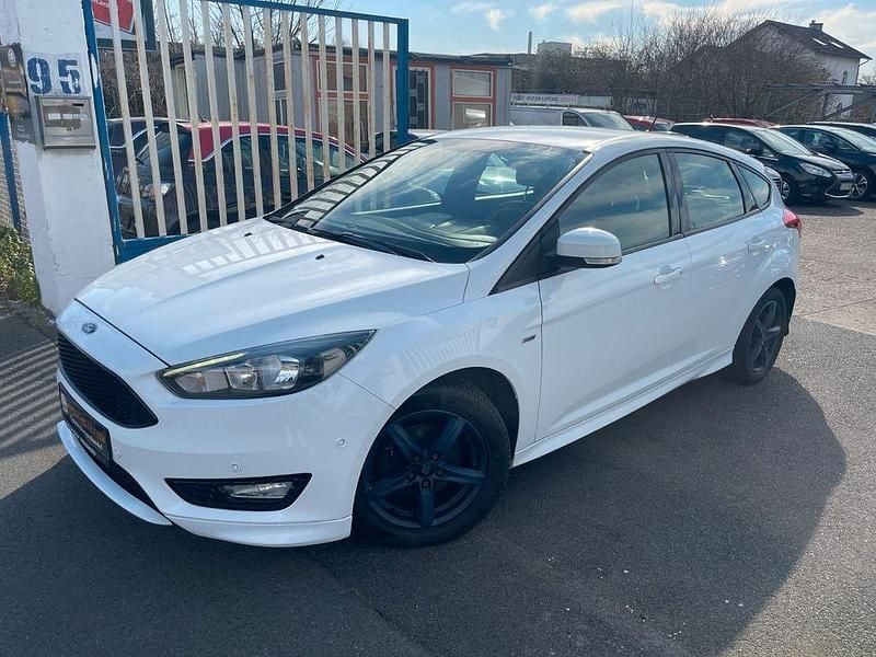 Weiß Gebraucht 2017 Ford Focus ST-Line Limousine | 7.990 € (Fairer Preis) - Bild 1/4