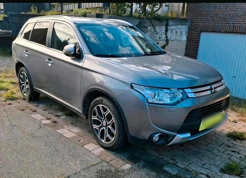 Silber Gebraucht 2015 Mitsubishi Outlander SUV | 9.500 € (Superpreis) - Bild 1/4