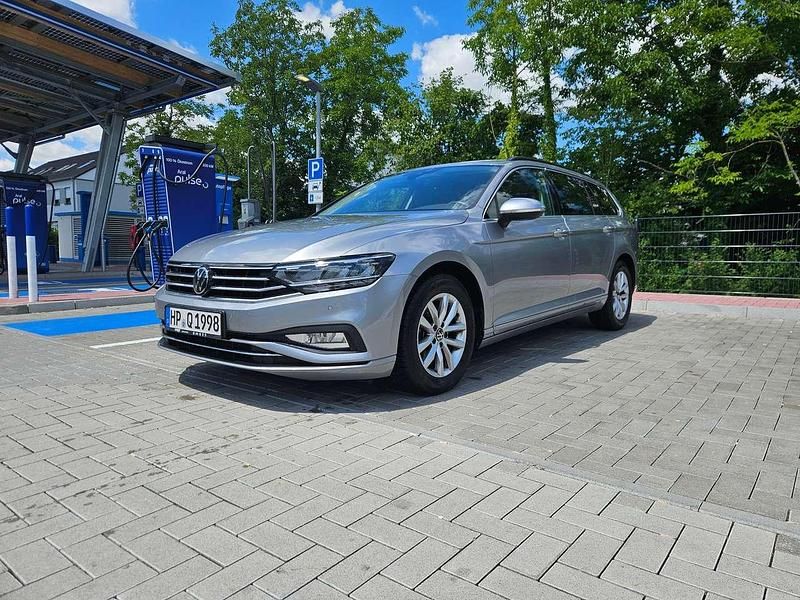 Silber Gebraucht 2023 VW Passat Business Kombi | 25.500 € (Superpreis) - Bild 1/4