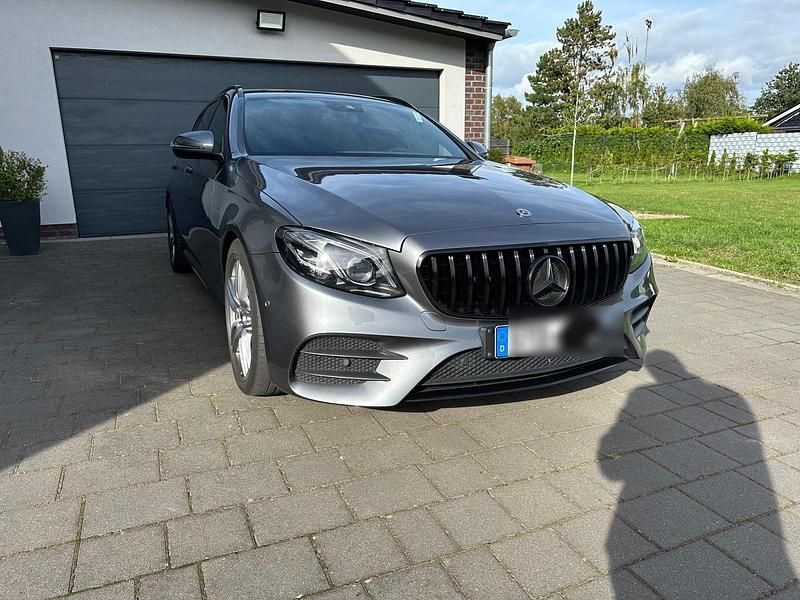 Grau Gebraucht 2017 Mercedes E350 AMG line Kombi | 21.650 € (Guter Preis) - Bild 1/4