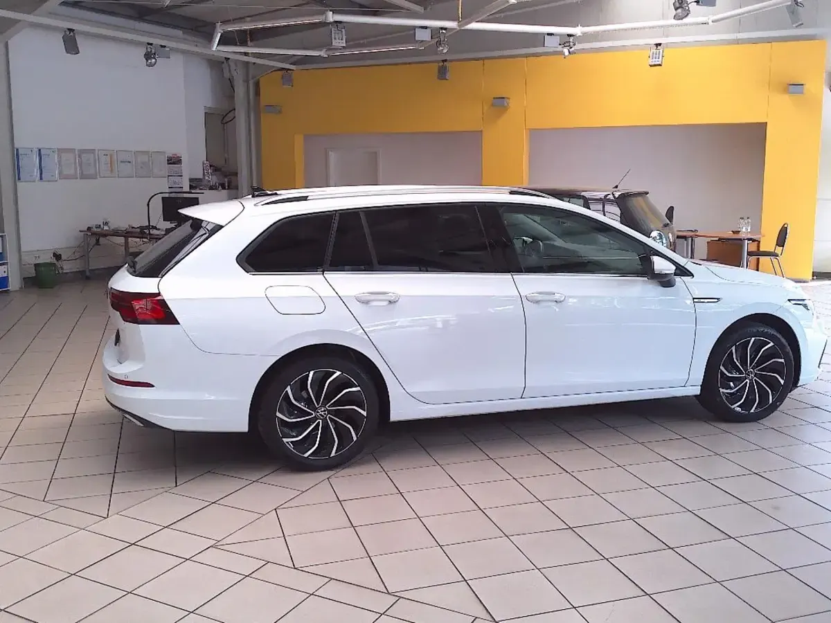 Gebraucht VW Golf VIII Style 150 PS (110 kW) 2023 Pure white Kombi