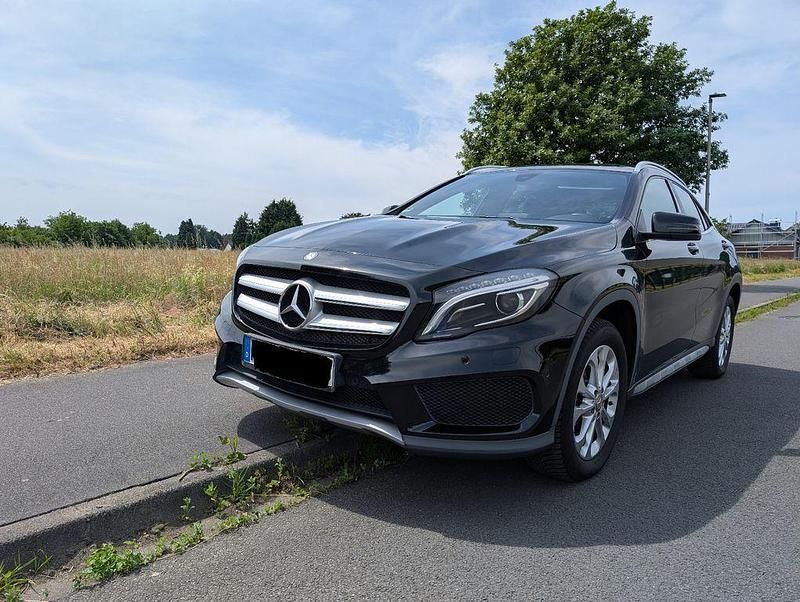 Schwarz Gebraucht 2015 Mercedes GLA220 AMG line SUV | 16.900 € (Guter Preis) - Bild 1/4