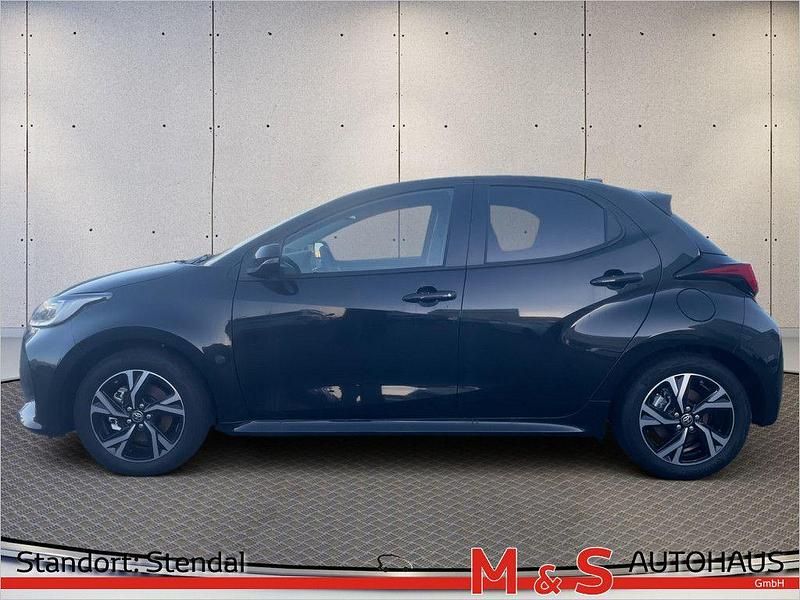 Neu Toyota Yaris Hybrid 116 PS (85 kW) 2025 Schwarz Limousine