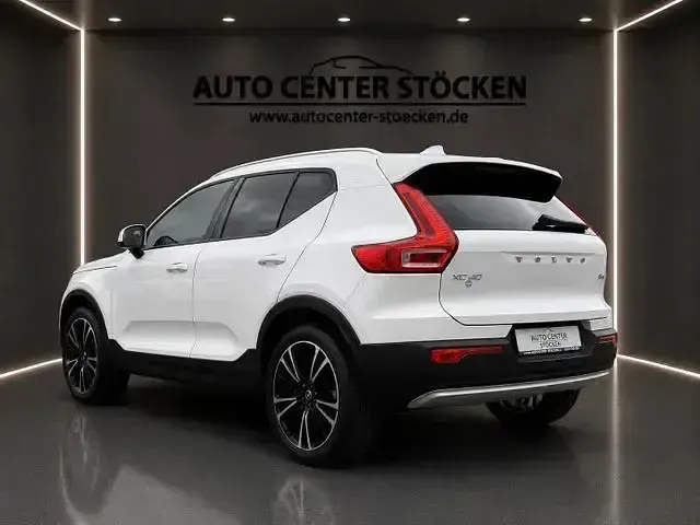 Gebraucht Volvo XC40 Momentum 129 PS (94 kW) 2021 Weiß SUV
