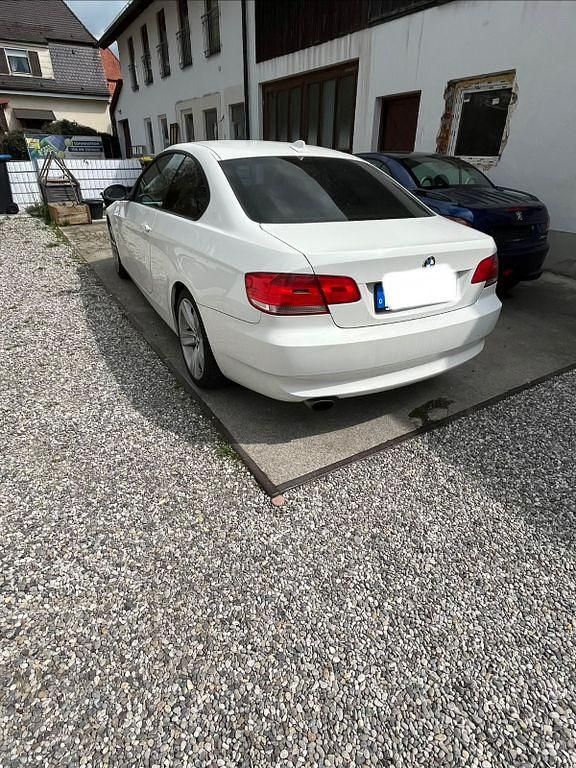Gebraucht BMW 320 177 PS (130 kW) 2009 Weiß Coupé