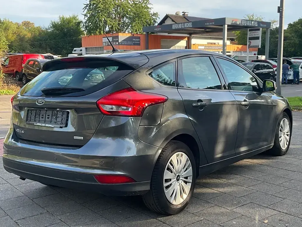 Gebraucht Ford Focus 101 PS (74 kW) 2016 Grau Limousine