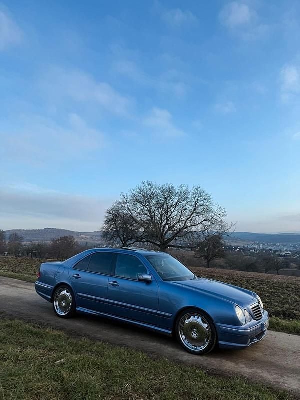 Blau Gebraucht 1999 Mercedes E55 AMG AMG Limousine | 22.500 € - Bild 1/4