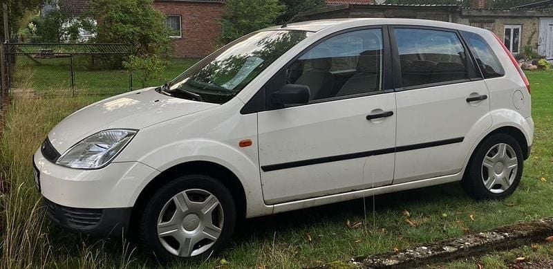 Weiß Gebraucht 2003 Ford Fiesta Ambiente Kleinwagen | 1.400 € (Guter Preis) - Bild 1/4