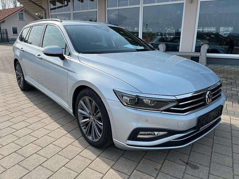 Gebraucht VW Passat R-line 200 PS (147 kW) 2022 Scale silver metallic Kombi