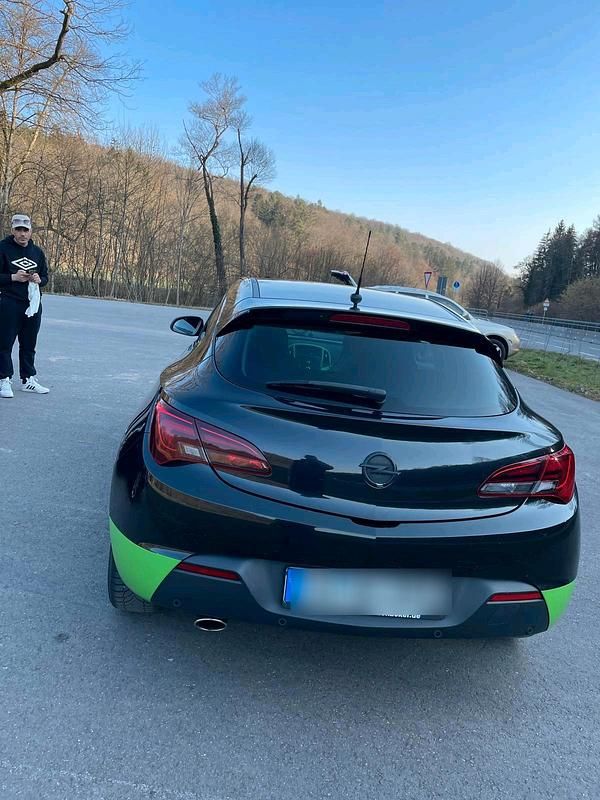 Gebraucht Opel Astra 140 PS (102 kW) 2011 Schwarz Coupé