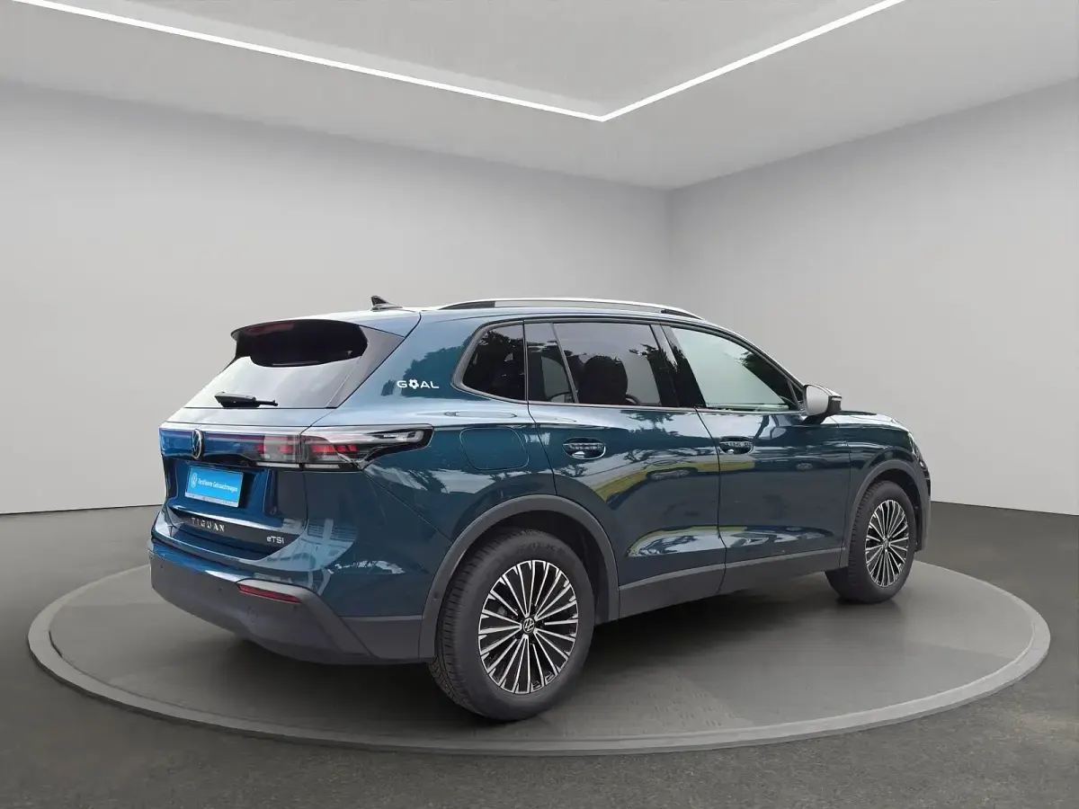 Gebraucht VW Tiguan Goal 150 PS (110 kW) 2025 Nightshade blue metallic SUV