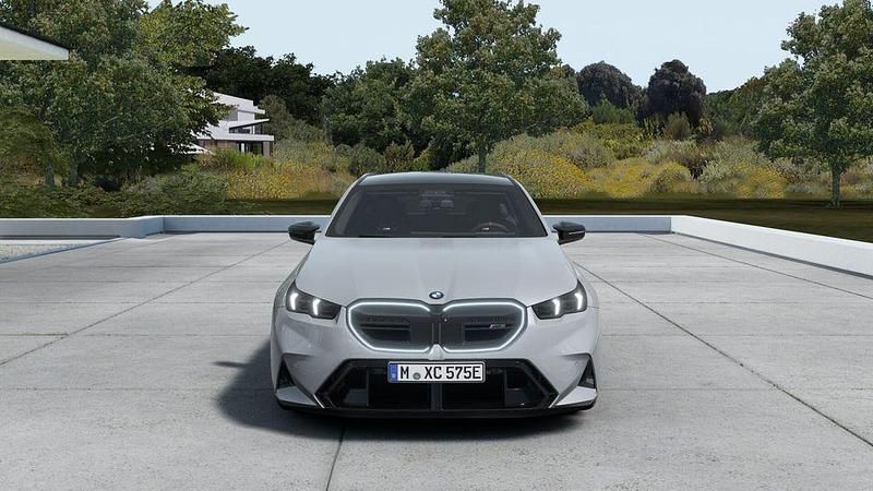 Grau Neu 2025 BMW M5 Performance Kombi | 138.874 € (Superpreis) - Bild 1/4
