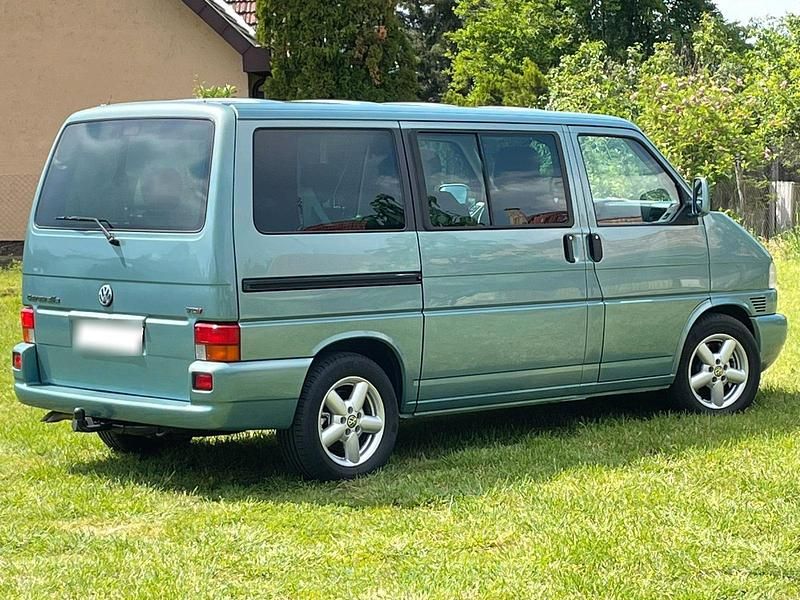 Second-hand VW Caravelle 151 CP (111 kW) 2002 Verde Van