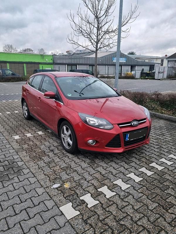 Gebraucht Ford Focus 125 PS (91 kW) 2013 Rot Limousine