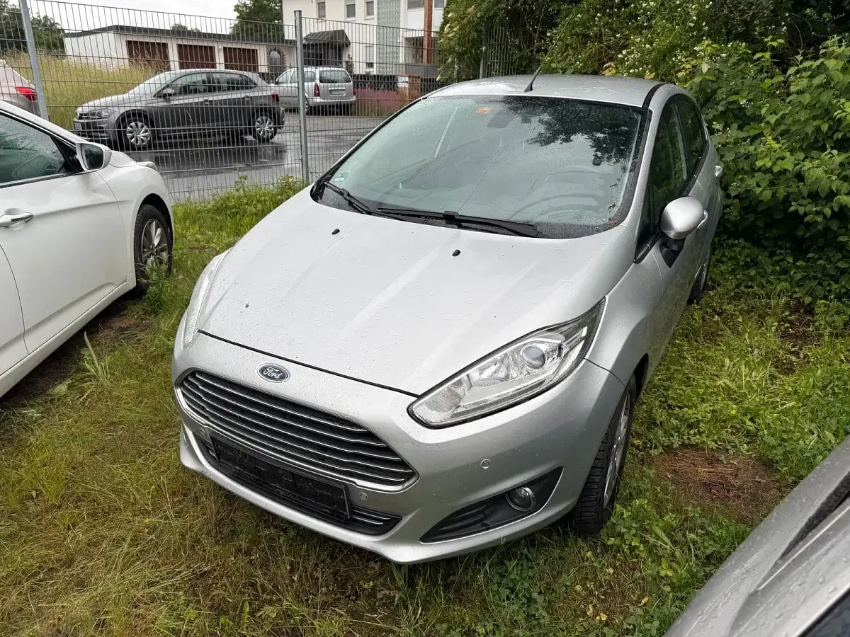 Gebraucht Ford Fiesta 101 PS (74 kW) 2015 Silber Kleinwagen