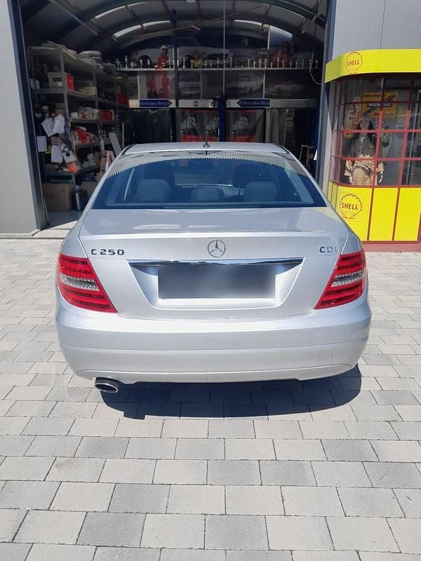 Używany Mercedes C250 204 KM (150 kW) 2012 Srebrny Sedan/Limuzyna
