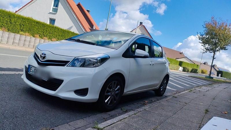 Weiß Gebraucht 2014 Toyota Yaris Edition Kleinwagen | 7.000 € (Fairer Preis) - Bild 1/4