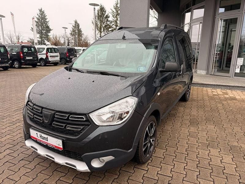 Grau Gebraucht 2020 Dacia Dokker Stepway Van / Kleinbus | 16.900 € (Fairer Preis) - Bild 1/4