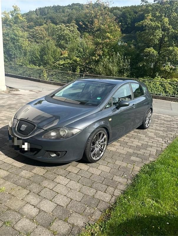 Grau Gebraucht 2006 Seat Leon Sport Limousine | 2.599 € (Etwas zu teuer) - Bild 1/4